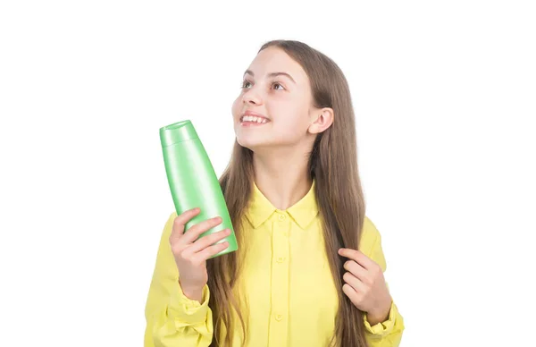 Boldog gyermek bemutató sampon vagy hajkondicionáló üveg elszigetelt fehér, hajápolás — Stock Fotó