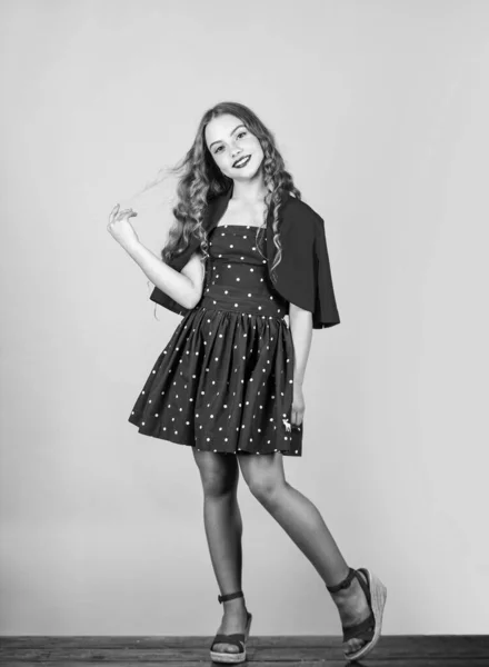 Schoonheidsmodel. Dame in pin-up stijl. glamour levensstijl. kleine meisje formele outfit. elegant retro kind. vintage mode voor kinderen. Mooi kind lang krullend haar. Make-up voor kleine meisjes. schoonheid in jurk — Stockfoto