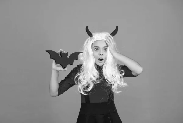 Niño asustado en traje de cuerno imp y peluca de pelo blanco a halloween con murciélago divertido, fiesta de halloween —  Fotos de Stock