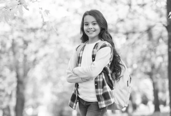 Es hora de relajarse. moda de otoño niño. temporada romántica para la inspiración. Feliz infancia. de vuelta a la escuela. adolescente con mochila relajarse caminando en el parque. belleza temporada otoño. disfrutar del día en el bosque — Foto de Stock