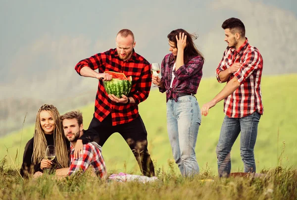 Aventuras de verano. Celebra la fiesta. Fiesta al aire libre. Grupo amigos picnic de verano. Los amigos disfrutan de vacaciones. Picnic de excursión. La gente que come comida bebe alcohol. Jóvenes divirtiéndose picnic en las tierras altas —  Fotos de Stock