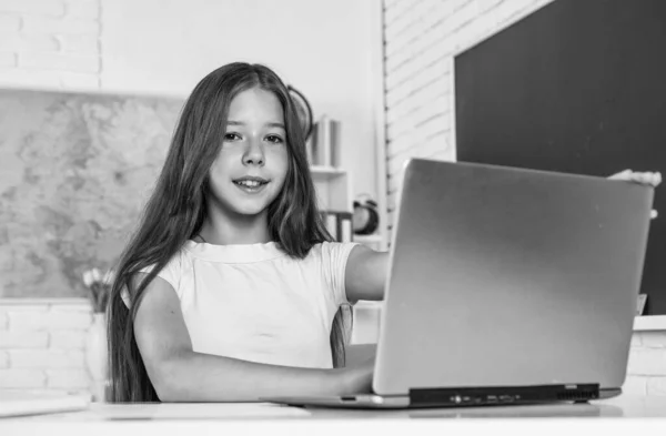 Educazione formale online nella vita moderna. scolarizzazione a casa. sviluppo dell'infanzia. acquisire conoscenze attraverso lo studio. bambino in classe con lavagna. computer portatile uso bambino. Torniamo a scuola. Scelta professionale — Foto Stock