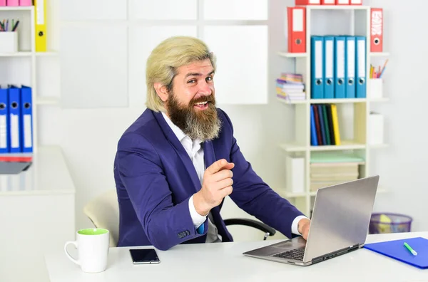 Hombre de negocios profesional en el portátil. hombre de negocios con ropa casual inteligente. Un hombre guapo bebe café. Retrato del hombre de negocios en el cargo. trabajar en línea en computación —  Fotos de Stock