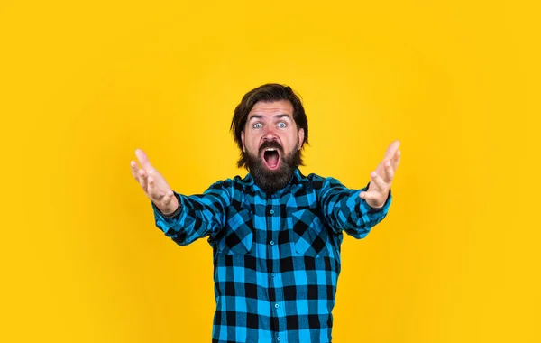 Oh, mio Dio. hipster sorpreso con capelli lunghi e baffi. bellezza e moda maschile. concetto di barbiere. uomo barbuto in camicia a scacchi. casual ragazzo esprimere emozioni umane — Foto Stock