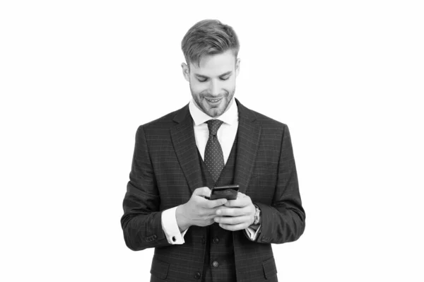Jefe feliz en el chat de traje de moda formal a través de teléfono inteligente aislado en blanco, charlando — Foto de Stock