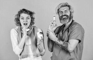 Virüs salgını. Hasta kız için ilaç iğnesi. Grip konsepti. Tıbbi enjeksiyon. Aşı geliştirme. Şırıngada aşı olan bir erkek hemşire. Doktor şırınga aşısı kullanıyor. Uyuşturucu enjeksiyonu