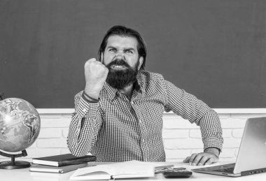 Öfke nöbeti geçiren öfkeli bir adam, öğretmen.