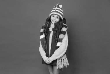 Sade bir kazak. Sonbahar sezonu modası. Yumuşak yün elbiseli genç kız. Sıcak giysi trendleri. çocukluk mutluluğu. Çocuk örgü aksesuar giyiyor. Havanın ve yumuşaklığın tadını çıkar. Kış eğlencesi