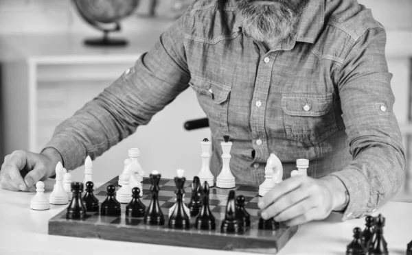 Satranç adil bir oyundur. Akıllı adam satranç oynar. Satranç taşlı satranç tahtası. Turnuva stratejisi Okul panosu eğlencesi. Öğretmen antrenman dersi alıyor. Eğitim konsepti. entelektüel oyun oynayan adam — Stok fotoğraf