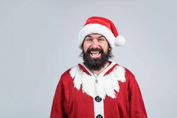 Şapkalı sakallı Noel Baba gülümserken yeni yıl partisini ve kışın Noel tatilini kutlamaya hazırlanıyor. — Stok fotoğraf