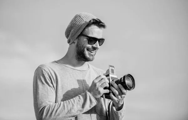 Una imagen es la Vida. sexy hombre reportero turístico. fotógrafo en gafas. viajar con cámara. estilo de moda masculina. Pareces de moda. Hombre macho con cámara. capturar aventura. periodista — Foto de Stock