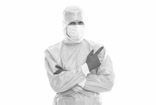 Doktor Epidemiyoloji uzmanı, solunum maskesi takıyor ve güvenlik önleyici kostüm giyiyor. İzole edilmiş beyaz arka plan, fotokopi alanı, covid 19 sarar. — Stok fotoğraf