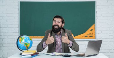 İyi işti. Olgun sakallı öğretmen derste. Sınıfta tahtasıyla çalışan acımasız bir adam. Sınava hazırlan. Ders üzerine ders veren üniversite hocası. Okula dönüyorum. resmi eğitim. bilgi günü