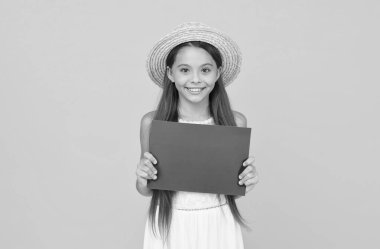 Şuraya bak. Mutlu çocuklar günü. Kopya alanı için kağıt sayfası. Kampta yaz etkinliği. Çocuklar için tatil duyurusu. Küçük kız hasır plaj şapkası takıyor. moda ve güzellik. çocukluk mutluluğu