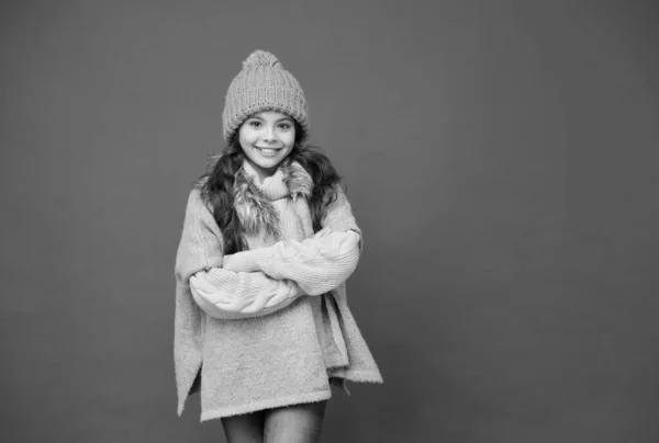 Χαρούμενο παιδί φοράει ζεστά χειμωνιάτικα ρούχα. εποχιακή παιδική μόδα. μείνετε άνετα και ζεστά. Χαρούμενη παιδική ηλικία. Ψυχρή σεζόν ψάξε για έφηβη. πλεκτό στυλ ένδυσης. φροντίζει για την υγεία — Φωτογραφία Αρχείου