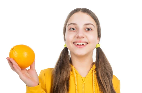 Χαρούμενο έφηβο κορίτσι με εσπεριδοειδή πορτοκαλιού γεμάτο βιταμίνες που απομονώνονται σε λευκό, βιο — Φωτογραφία Αρχείου