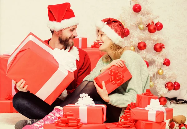 可爱的女人和留胡子的男人都戴着圣诞老人背景的圣塔克洛斯帽。 平安夜与亲爱的。 爱情是最好的礼物。 一起开始新的一年。 恋爱中的夫妻享受圣诞佳节 — 图库照片