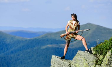 Dişi asker tüfeği. Cesur kız tehlikeli bir durum. Askeri kadın. Ordu kuvvetleri. Özgürlük için savaş. Keskin nişancı konsepti. Gözlem noktası. Kadın askeri birlikler silah taşıyorlar.