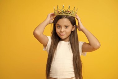 Narsistik kompleks. Eğleniyorum. Özgüven. Çocuk psikolojisi. Çünkü ben mükemmelim. Uluslararası Çocuk Günü. Üstün prenses. Oyuncu prenses. Öğrenci kız prenses altın taç. Kraliçe konsepti