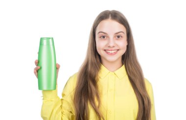 Mutlu çocuk sunar şampuan ya da saç kremi şişesi beyaza izole edilmiş, reklam