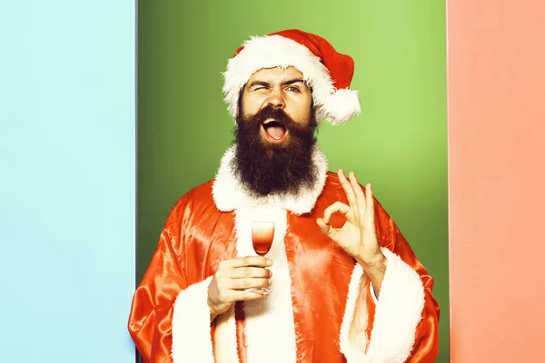 Legrační vousatý Santa Claus muž — Stock fotografie