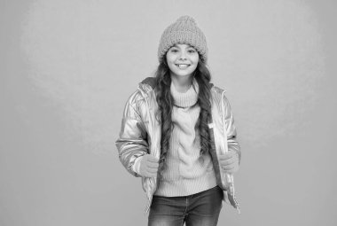 Mutlu çocuk rahat ve sıcacık bir ceketle kış havasında örgü örer, mutlu bir çocukluk geçirir.