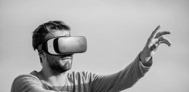 Farklı gerçeklik. erkek sanal gerçekliği. Erkek gerçekliği. Çok modern görünüyorsun. Maço adam kablosuz internet gözlüğü takıyor ve kendi işini kuruyor. Dijital gelecek ve yenilik. Seksi adam gökyüzü arkaplan gözlüğü