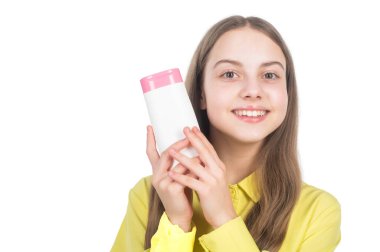 Mutlu çocuk beyaz fotokopi alanında izole edilmiş şampuan şişesini sunar..