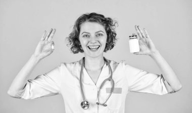 Ona talimat ver. İlacın nasıl doğru alınacağını. Doğum kontrol hapı. Hastane tıbbı uzmanının aldığı haplar. İyi bir ilaç. Terapist hastaya danışıyor. Doktor reçeteli ilaç yazdı.