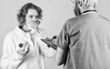 Hastayla ilaçlar hakkında konuş. Tedavi yöntemi. Virüs salgınını önleme. Koronavirüs hastalığı. Sağlık ve sağlık hizmetleri. Doktor ve hasta. reçeteli ilaç almak