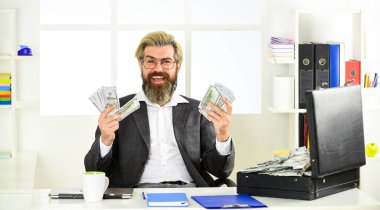 Nakit parası olan bir iş adamı. Banka hesabı. Kredi ve nakit konsepti. Finansal danışmanlık. Mali müşavir. Şirket finansmanı. Ekonomi konsepti. Nakit ciro. Vergi ödemesi. Şirketin gelir dolandırıcılığı