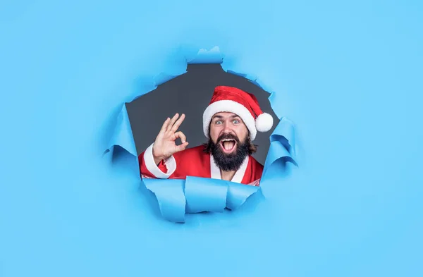 Brodaty Mikołaj w kapeluszu uśmiechnięty podczas przygotowań do świętowania szczęśliwego Sylwestra i świąt Bożego Narodzenia w zimie będzie miał prezenty, ok — Zdjęcie stockowe