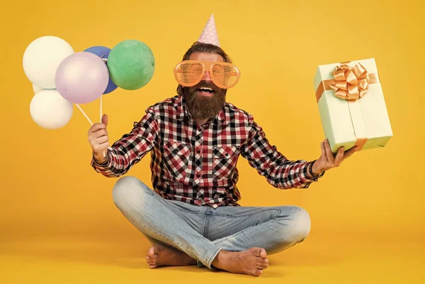 Grappige brutale bebaarde man dragen geruite shirt met weelderige baard en snor houden partij ballonnen en huidige doos, verjaardag — Stockfoto