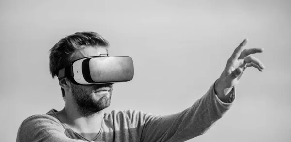 다른 현실. 가상 현실에 관한 것입니다. 남성 현실. 아주 현대적으로 보입니다. 무선 VR 안경을 쓰는 마초 맨 은 자신만의 사업을 창조 한다. 디지털 미래와 혁신. 섹시 한 남자가 하늘을 배경으로 — 스톡 사진