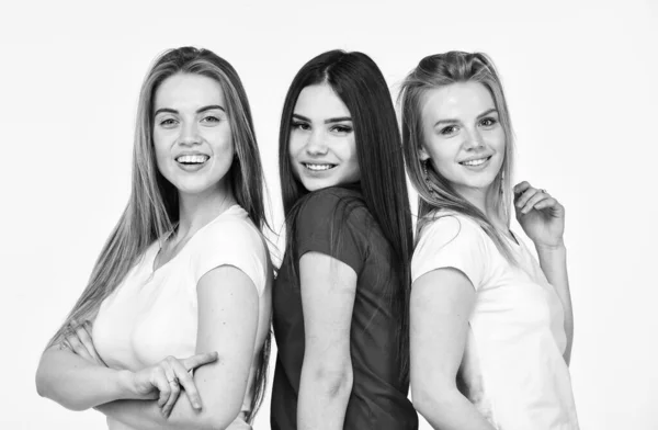 Gruppo di donne amiche su sfondo bianco, diversità del concetto di bellezza — Foto Stock