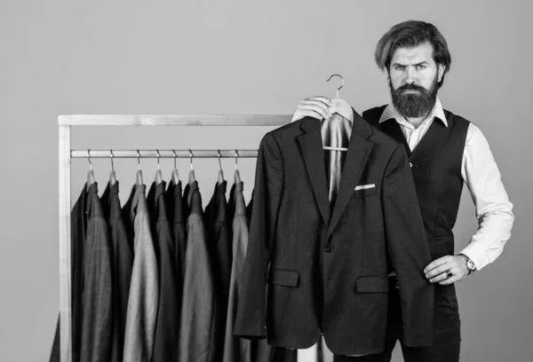 Homme acheter des vêtements boutique de mode costume homme smoking, concept de style formel — Photo