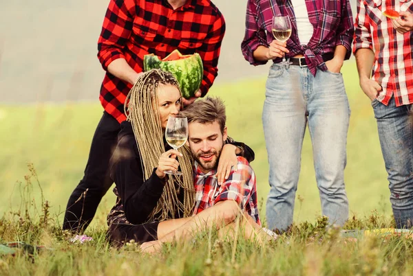 Alegría de camping. amistad. picnic romántico en el campamento de turismo. vacaciones de verano. grupo de personas pasan tiempo libre juntos. camping familiar. aventura de senderismo. feliz hombres y niñas amigos comer sandía —  Fotos de Stock