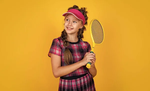 Giovanissima in fitness cap holding tennis o badminton racchetta, sport — Foto Stock