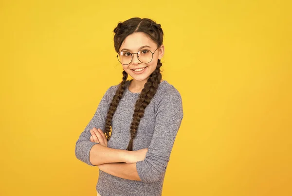 Intelectual. La niña usa anteojos. De vuelta al concepto escolar. Linda colegiala. Un niñito listo. Feliz infancia. Me encanta estudiar. Un bebé inteligente. Colegiala romántica. Adorable nerd escolar —  Fotos de Stock