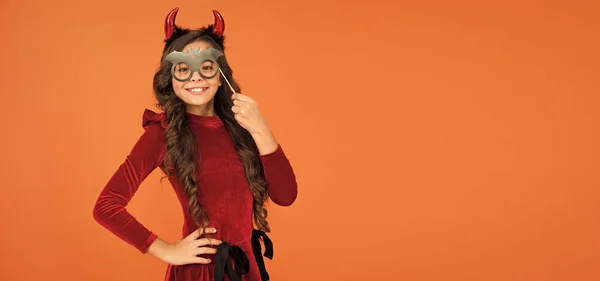 Sorrindo criança alegre no traje imp chifre para halloween com taças de festa de morcego, halloween feliz, espaço de cópia — Fotografia de Stock