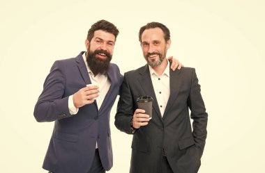 Güzel bir mola. Öğle yemeği vakti. Havadan sudan. Kahvenin tadını çıkarıyorum. Sakallı adamlar kahve molası verip iş konferansında iletişim kurarlar. İş toplantısı ya da zirve. İş adamları kahve molası