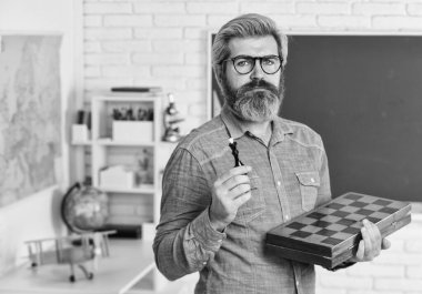 Akademi sınıfları yönetir. Yönetim ve liderlik. Masa oyunu. Satranç oynayan adam. Satranç figürleriyle planlama stratejisi. Strateji fikirleri. Turnuvada öğretmen. Yarışma başarısı oyunu. strateji kavramı