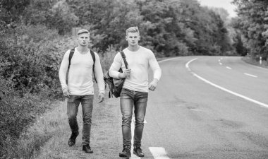 Otostopçu arkadaşlar seyahat ediyor. Hayatındaki büyük maceraya otostop çekerek başla. Şirket arkadaşları doğa yolunda otostop çekiyorlar. Şehrin kenarına git. Gezginler yolda.