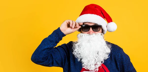 Vrolijke man met baard in kerstman hoed en trui. brutale hipster vieren kerstfeest. wintervakantie voorbereidingen. cadeau- en cadeauverkoop. Gelukkig nieuwjaar. Vrolijk kerstfeest. Proost. — Stockfoto