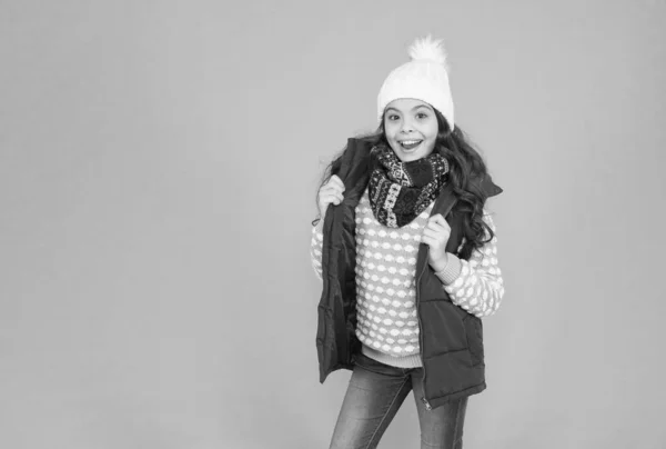 Ventas de moda de invierno niño, espacio de copia. niño con pelo rizado largo en sombrero de punto. estilo de temporada fría actividad navideña. felicidad infantil. ropa térmica. feliz adolescente chica usar ropa de abrigo —  Fotos de Stock