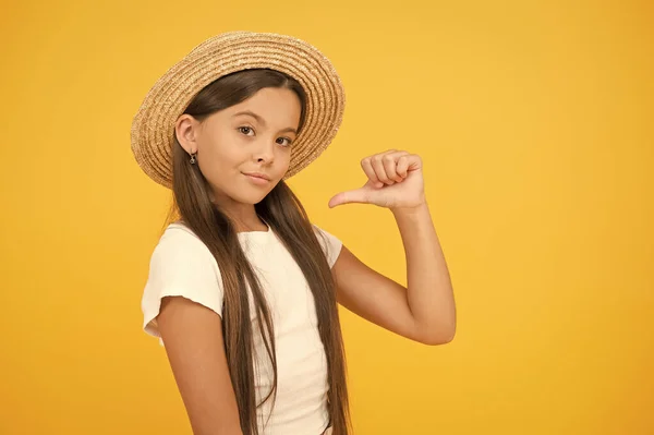 Se merece un buen descanso. Campamento de verano para niños. Estilo playa para niños. Armario de viaje. El sombrero de Panamá será útil este verano. Traje de vacaciones de verano. Chica adolescente moda de verano. Pequeña belleza en sombrero de paja —  Fotos de Stock