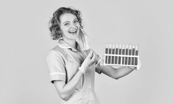 Skapa vaccin. Blodprov. Läkare som utvecklar vaccin. Behandling med coronavirus. Läkarens andningsmask. Infektionsvaccin och blodprov. Vaccination med provrör för medicinskt bruk — Stockfoto