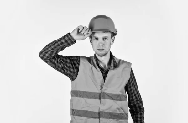 Mann auf der Baustelle. echter Bauarbeiter mit Helm. Tischler bereit zur Arbeit. Reparaturkonzept. junger Arbeiter ist Ingenieur-Assistent. Reparaturhelfer in Uniform — Stockfoto