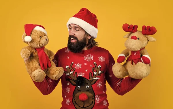 그랬으면 좋겠어. 메리 크리스마스. 산타 클로스 복장을 한 수염 남자. 수탉은 순록과 곰 장난감으로 xmas 파티를 축하 합니다. 겨울 방학 준비. 선물 쇼핑을 하고 있습니다. 새해 복 많이 받으세요 — 스톡 사진