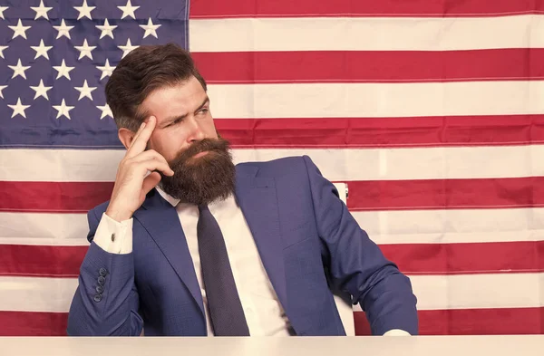 Man officiary τοποθέτηση εργασίας για την αμερικανική κυβέρνηση ΗΠΑ σημαία φόντο, εκλογές έννοια — Φωτογραφία Αρχείου